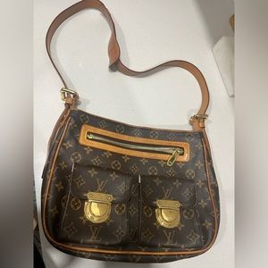 Louis Vuitton authentic Hudson GM crossbody bag